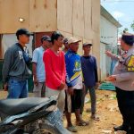 Sambang Kamtibmas, Bhabinkamtibmas dan Babinsa Kelurahan Benoa Beri Himbauan Kamtibmas di Bedeng Proyek Villa