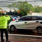 Personel Polsek Abiansemal Tetap Laksanakan Pengaturan Lalu Lintas Meski Diguyur Hujan Deras