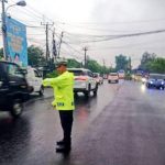 Hujan Tak Surutkan Semangat, Unit Lantas Polsek Dentim Atur Arus Lalin di TL Waribang