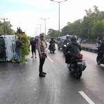 Sebuah Mobil Box Terguling di Jalan By Pass Ngurah Rai Jimbaran, Tidak Ada Korban Jiwa
