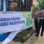 Satlantas Polres Jembrana Pasang Spanduk Himbauan di Titik Rawan Laka Lantas