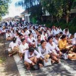 Bhabinkamtibmas Gunaksa Amankan Kegiatan Pujawali di Pura Dalem Pakenca.