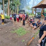 Bersinergi dengan TNI dan Masyarakat, Bhabinkamtibmas Pulukan Gelar Aksi Gotong Royong Jelang Penanaman Pohon Serentak