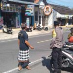 Bhabinkamtibmas Amankan Prosesi Ngaben di Lingkungan Bucu.