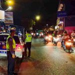 Kapolsek Mengwi Terjun Langsung Urai Kemacetan di Jalur Pererenan