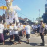 Polsek Banjarangkan Amankan Prosesi Ngaben di Desa Adat Banjarangkan