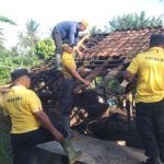 Polsek Melaya Bedah Rumah Warga di Desa Nusasari dalam Rangka Hari Bhayangkara ke-79