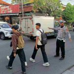 Hindari Kepadatan Lalin  Personel Polsek Kuta Utara Lakukan  Pengaturan Pagi