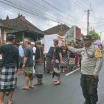 Bhabinkamtibmas Kamasan Bersama Babinsa Amankan Upacara Ngaben.