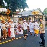 Bhabinkamtibmas Desa Selat Amankan Giat Nyineb Piodalan.