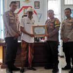 Bhabinkamtibmas Desa Pesinggahan Terima Piagam Apresiasi dari Pemerintah Desa.