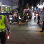 Personel Gabungan Polsek Kuta Utara Dan Polres Badung Atasi Kepadatan Lalin Malam Hari