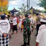 Bhabinkamtibmas Negari  Amankan Upacara Dewa Yadnya di Pura Rambut Siwi.