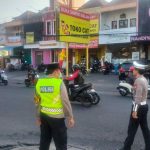 Antisipasi Peningkatan Arus Lalin Sore Hari Polsek Kuta Utara Lakukan Pengaturan