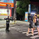 Unit Lantas Polsek Kuta Utara Berikan Pelayanan Terbaik Bagi Pengguna Jalan Saat Malam Hari.