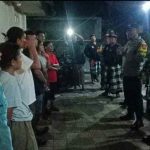 Bhabinkamtibmas Sumerta Kaja Himbau Duktang untuk Tertib Administrasi saat Giat Penertiban di Banjar Pande