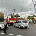 Personel Polsek Abiansemal Atur Lalin Sore Hari, Pastikan Kelancaran Arus Di Titik Rawan