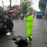 Hujan Tidak Menyurutkan Pelayanan Polsek Mengwi Kepada Masyarakat