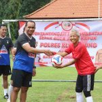 Polres Klungkung Ikuti Pertandingan Persahabatan Sepak Bola Kapuk di Lapangan Pau.