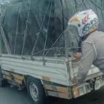 Unit Lalu Lintas Polsek Dentim Bantu Pengendara Mobil Mogok di Tengah Jalan