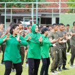 *Pangdam IX/Udayana Ikuti Senam Tai Chi Bersama Ratusan Prajurit dan Persit*