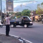 Tingkatkan Ketertiban, Personel Polsek Abiansemal Atur Lalu Lintas Sore Hari Di Persimpangan Strategis