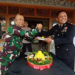 Koramil 1611-04 Mengwi Berikan Ucapan Selamat Hari Bhayangkara ke-79, Wujudkan Solidaritas TNI-Polri Melalui Pemotongan Tumpeng