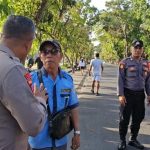 Sambangi Juru Parkir, Kapolsek Dentim Titip Pesan Keamanan Kendaraan dan Ketertiban Parkir