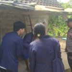 Bhabinkamtibmas Batununggul Dampingi Mahasiswa KKN Bantu Warga Lansia Kurang Mampu