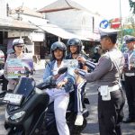 Personel Ops Patuh Agung 2025 Polres Klungkung Bagikan Brosur dan Himbauan Kepada Pengendara