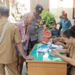 Bhabinkamtibmas Desa Takmung Kawal Penyaluran Bantuan Beras Pangan CBP 2025