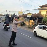 Pengaturan Lalin Pagi, Polsek Abiansemal Hadir Beri Rasa Aman Kepada Pengguna Jalan
