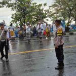 Hujan Tak Surutkan Semangat, Personel Polsek Dawan dan Sat Lantas Polres Klungkung Tetap Berikan Pelayanan
