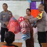 Kanit Binmas Polsek Dentim Serahkan Sarkon dan Beri Edukasi kepada Siswa SDN 5 Penatih