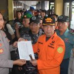 Polres Jembrana Turut Andil dalam Penyerahan 21 Korban Selamat KMP Tunu Pratama Jaya di Posko Terpadu Ketapang