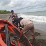 Sekoci KMP Tunu Pratama Jaya Diamankan Sat Polairud Polres Jembrana di Pantai Cekik