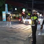 Pastikan Kelancaran Arus Lalin Personel  Polsek Kuta Utara Pengaturan Malam Hari