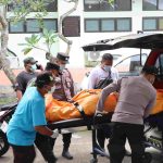 Personel Polres Jembrana Bantu Evakuasi Korban Kecelakaan Laut KMP Tunu Pratama Jaya