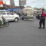 Pengaturan Lalin Sore, Personel Polsek Abiansemal Atur Arus Kendaraan Di Titik Padat Aktivitas