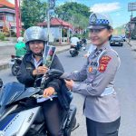 Polres Bangli Gelar Giat Gerakan Polantas Menyapa bagikan Bendera dan Bunga Jelang Peringatan Hari Kemerdekaan RI