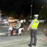Unit Lantas Polsek Kuta Utara Berikan Pelayanan Terbaik Bagi Pengguna Jalan Saat Malam Hari