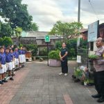 Giat Ketahanan Pangan, Bhabinkamtibmas Bagikan 100 Bibit Tanaman ke SDN 9 Sumerta
