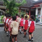 Bhabinkamtibmas Gunaksa Latih Disiplin Siswa SDN 1 Gunaksa Lewat Kegiatan LKBB