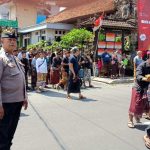 Kolaborasi Bhabinkamtibmas, Babinsa, Linmas, dan Pecalang Amankan Upacara Ngaben Warga Banjar Kayumas Kaja