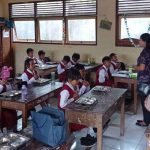 Bhabinkamtibmas Desa Nyanglan Dampingi Pembagian Makanan Bergizi Gratis