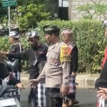 Bhabinkamtibmas Semarapura Kaja Amankan Upacara Mecaru di Banjar Besang Kawan