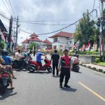 Unit Samapta Polsek Klungkung Amankan Ibadah Salat Jumat di Masjid Hassanudin