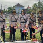 Polwan Polda Bali Melaksanakan Ziarah Dalam Rangka HUT Polwan ke-77 di TMP Pancakatirta Tabanan