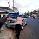 Bhabinkamtibmas Desa Tihingan Bantu Warga Dorong Kendaraan Mogok