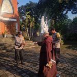 Polsek Klungkung Laksanakan Pengamanan Kebaktian di Gereja Santa Sisilia